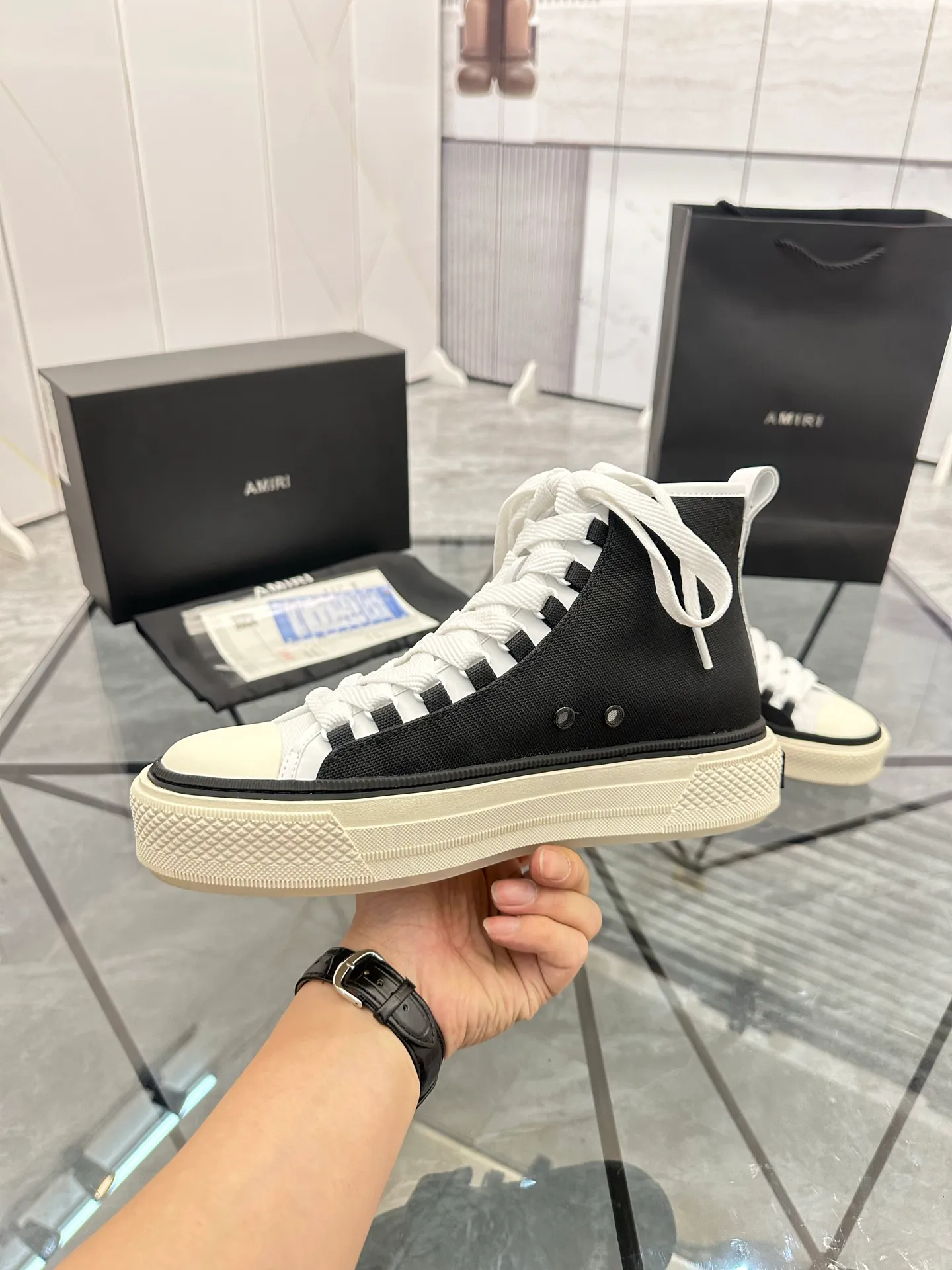 Men's shoes: 💰P560¥ Guangzhou top quality Product trademark: AMIRI* "Amir*" high-top casual shoes Regular size: 39-44 (can be customized to 45) Product materials: upper imported first-layer cowhide stitching original material, sheepskin lining, original outsole. Number: 525